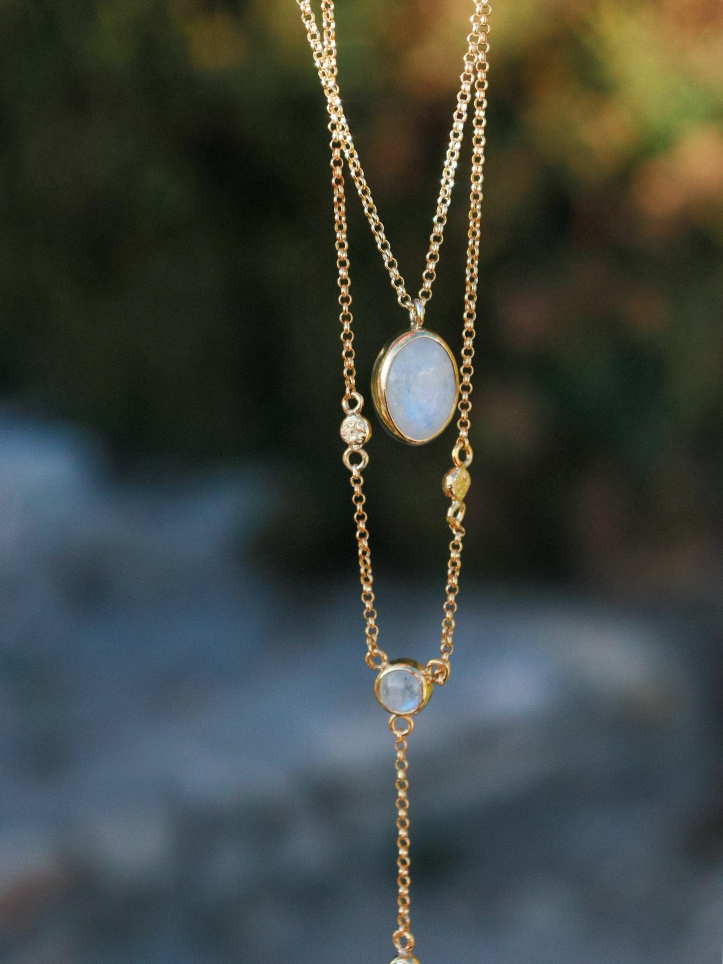 Colgante lariat HORA DORADA | piedra luna y topacio blanco