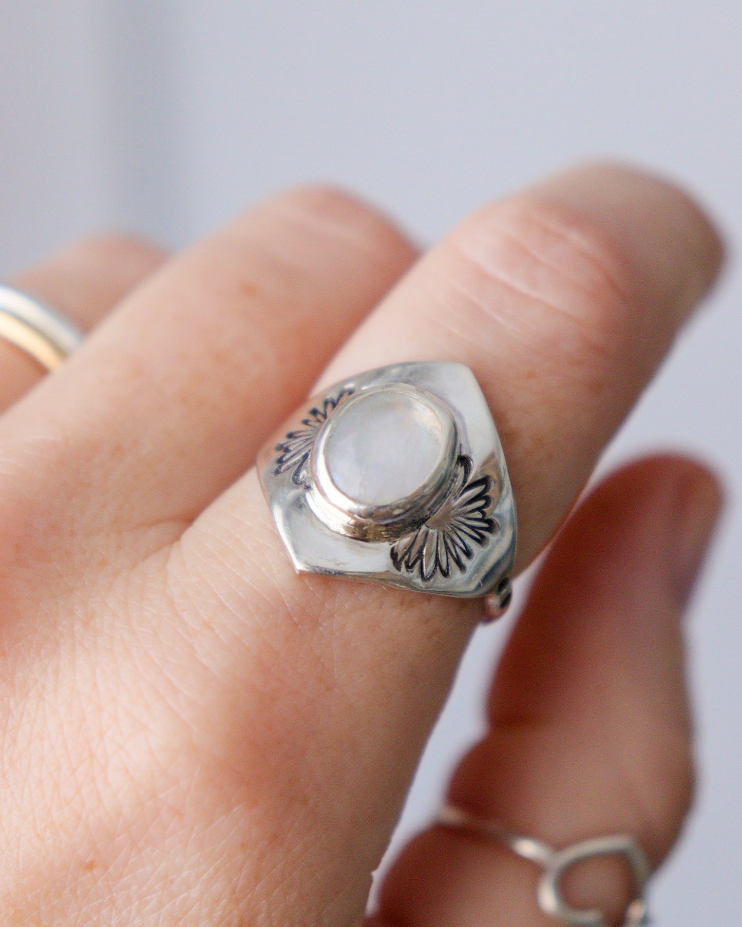 Anillo SIEMPRE FLORES | piedra luna
