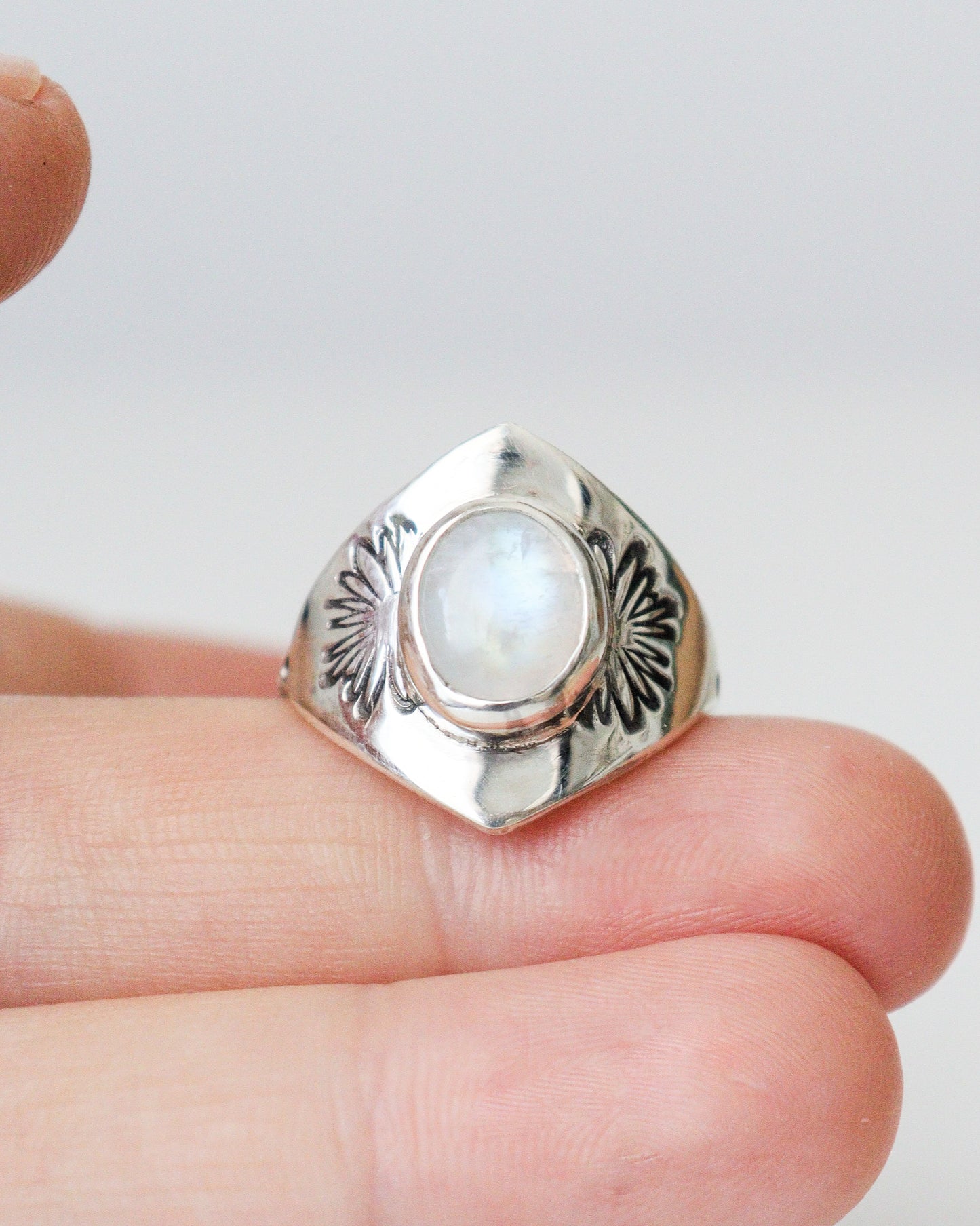 Anillo SIEMPRE FLORES | piedra luna