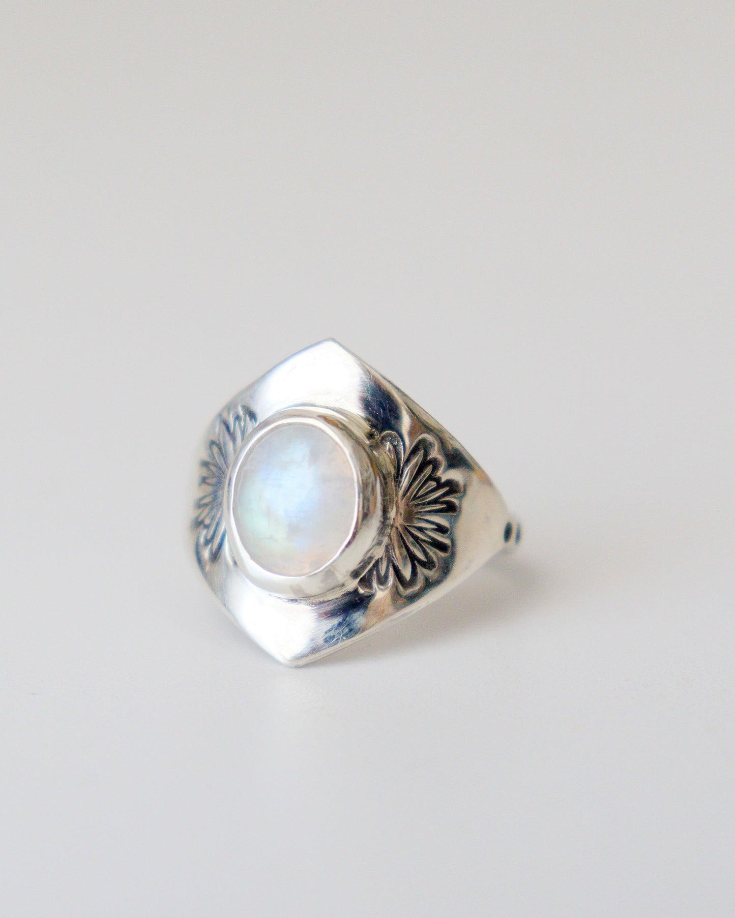 Anillo SIEMPRE FLORES | piedra luna
