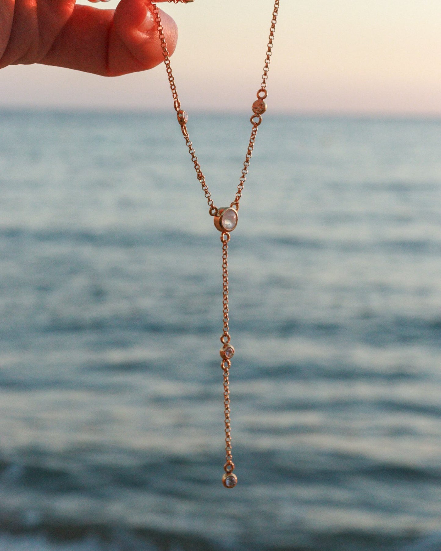 Colgante lariat HORA DORADA | piedra luna y topacio blanco