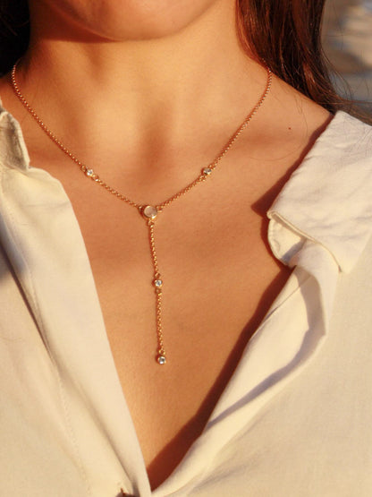 Colgante lariat HORA DORADA | piedra luna y topacio blanco