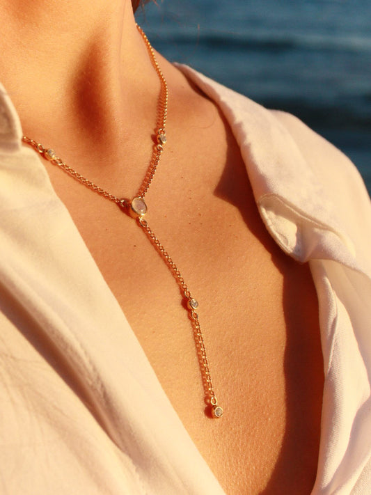 Colgante lariat HORA DORADA | piedra luna y topacio blanco