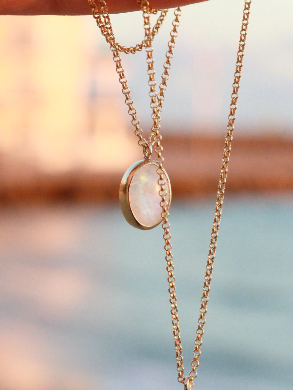 Colgante AURA LUNAR dorado | piedra luna