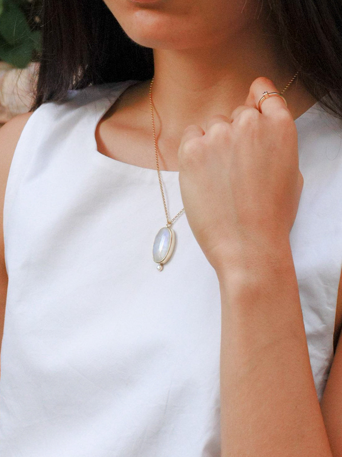 Colgante MANGATA dorado  | piedra luna y topacio blanco