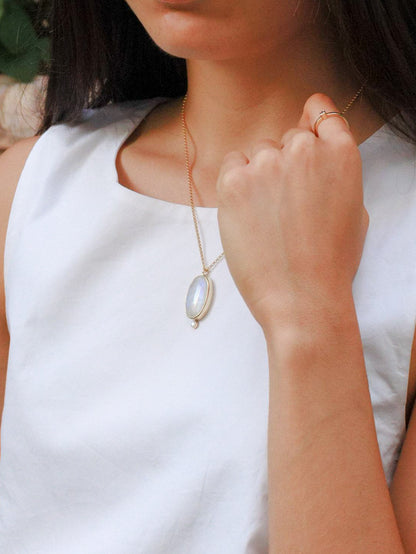 Colgante MANGATA dorado  | piedra luna y topacio blanco