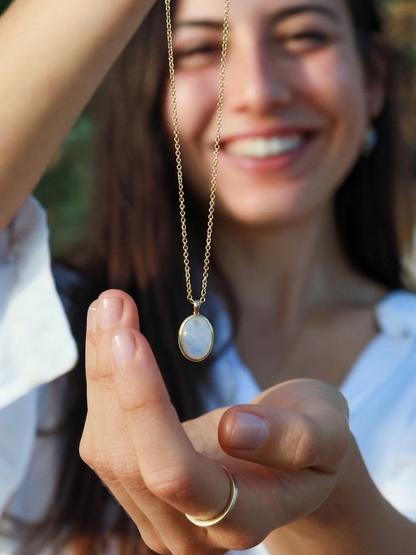 Colgante AURA LUNAR dorado | piedra luna