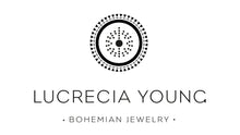 Imagen con logomarca de Lucrecia Young.
