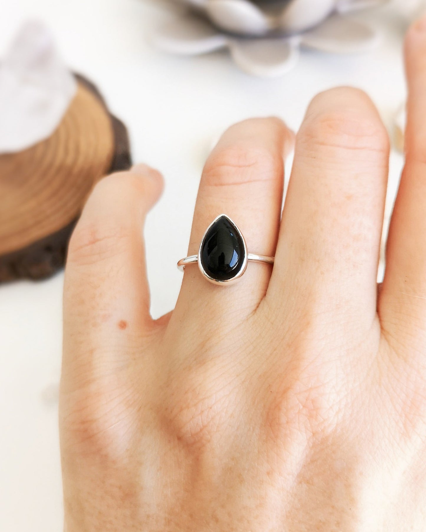 Mano utilizando en anillo ESENCIAL en el dedo anular izquierdo.