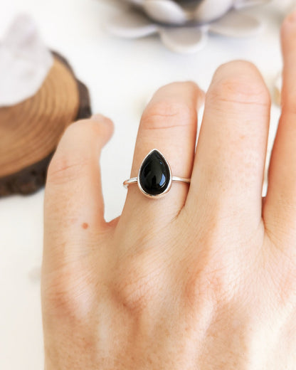 Mano utilizando en anillo ESENCIAL en el dedo anular izquierdo.