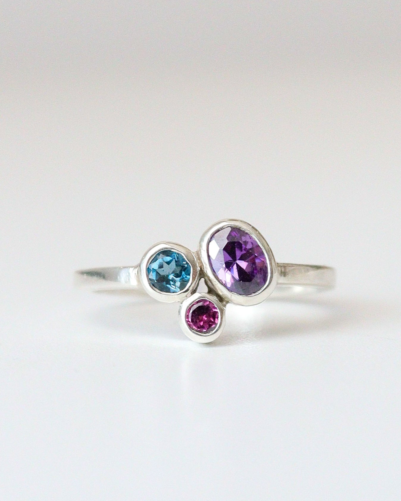 Anillo RAMITO DE FLORES | amatista, topacio azul y rodolita