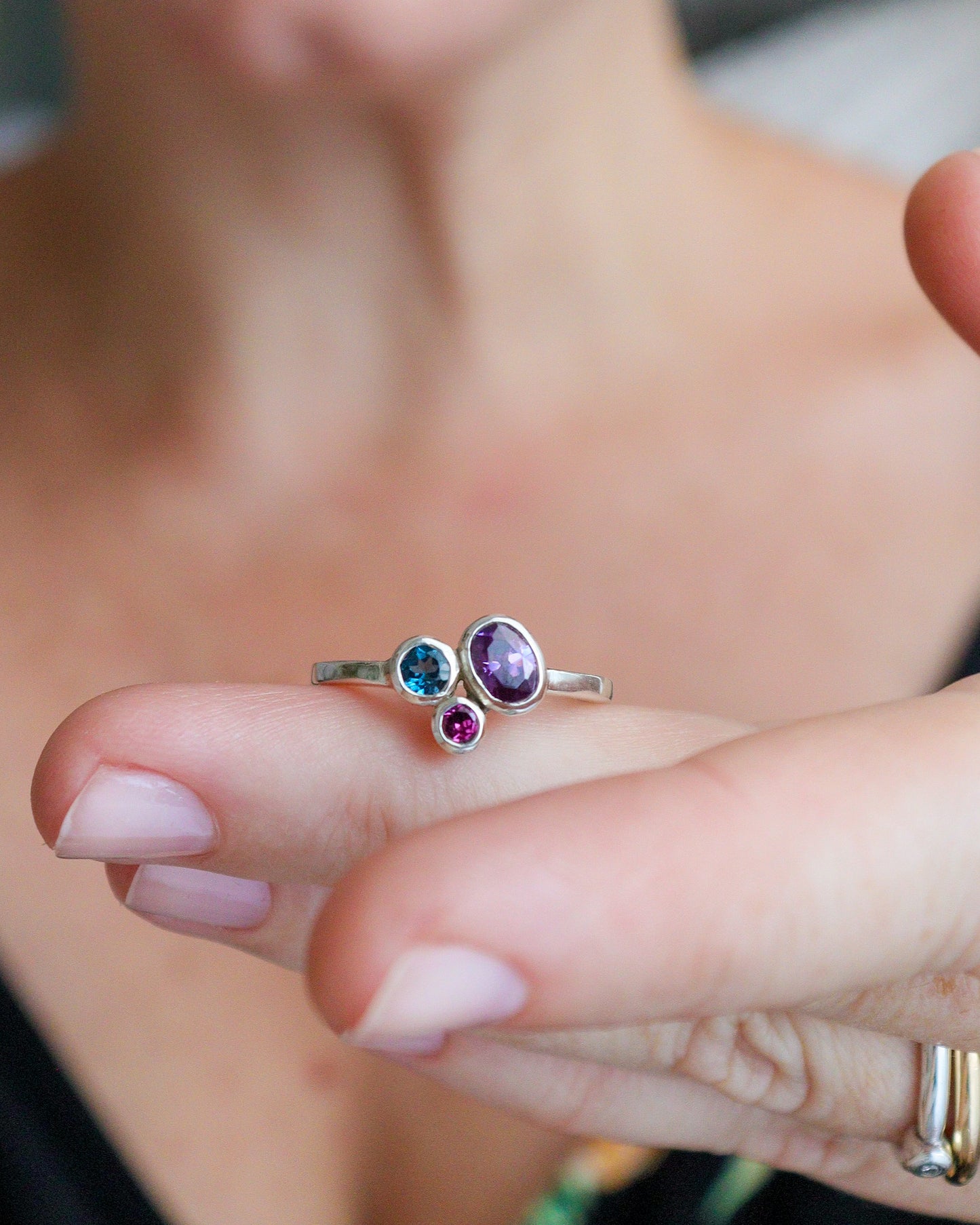 Anillo RAMITO DE FLORES | amatista, topacio azul y rodolita