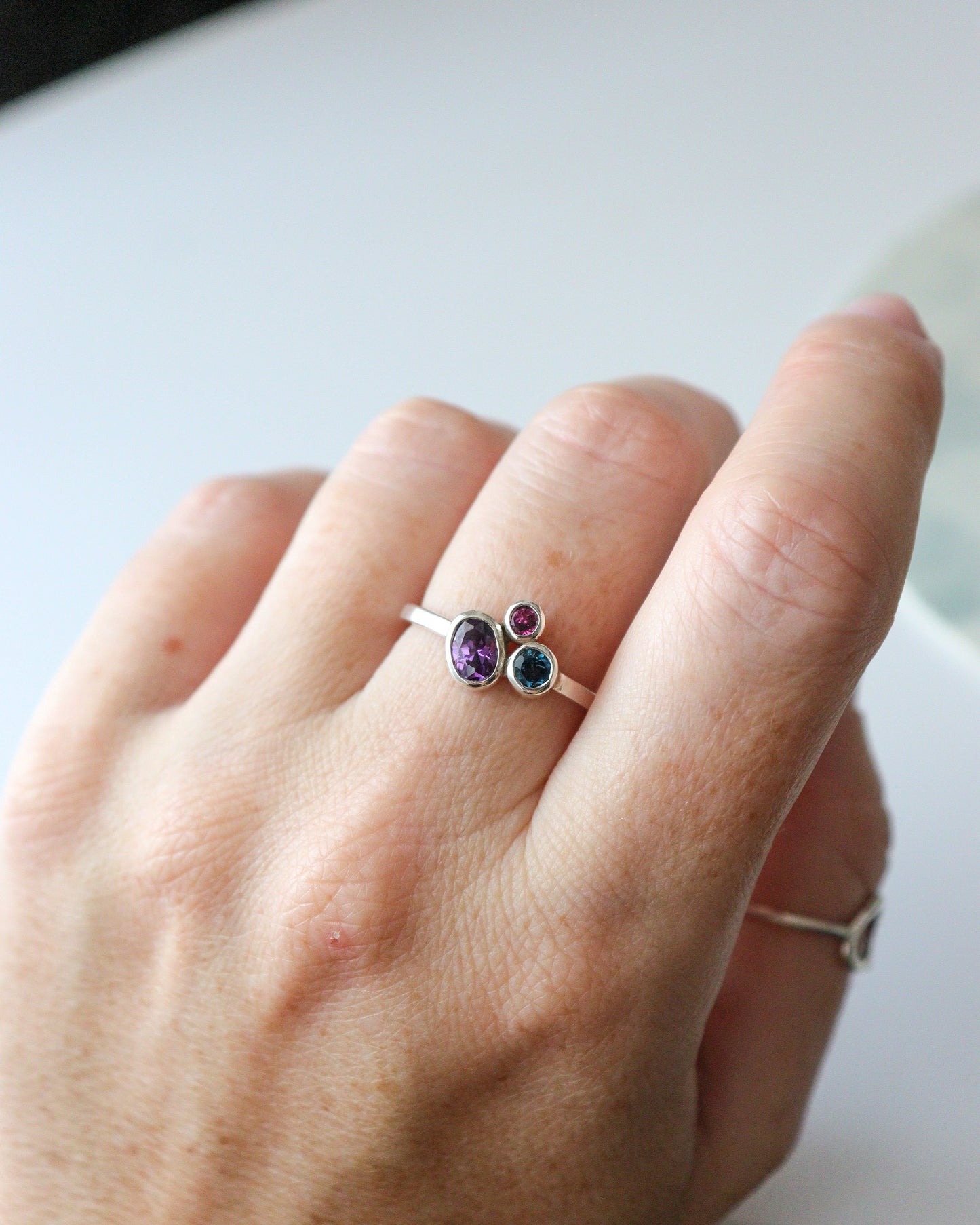 Anillo RAMITO DE FLORES | amatista, topacio azul y rodolita