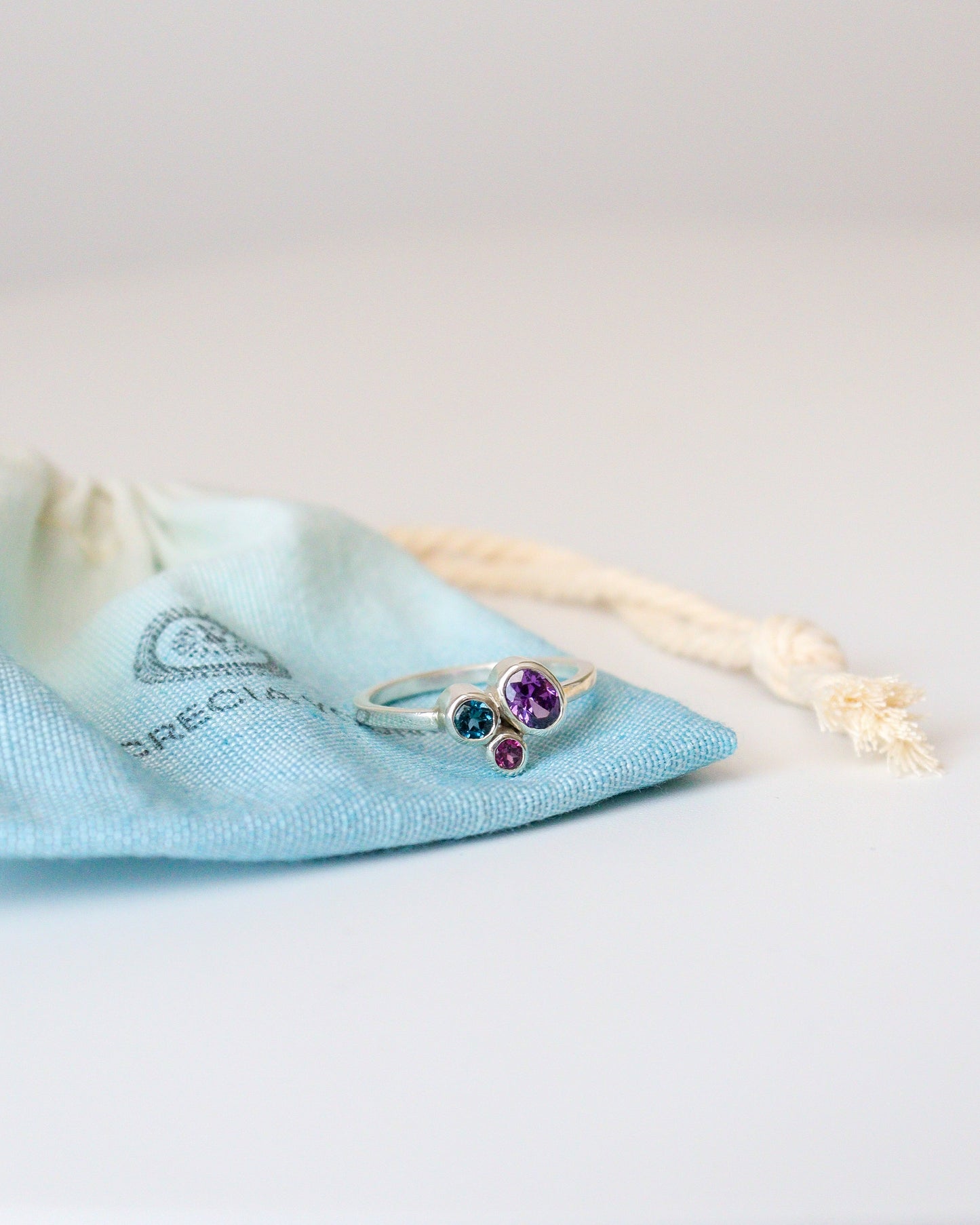 Anillo RAMITO DE FLORES | amatista, topacio azul y rodolita