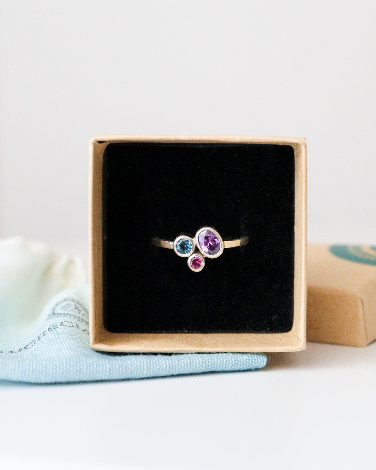 Anillo RAMITO DE FLORES | amatista, topacio azul y rodolita