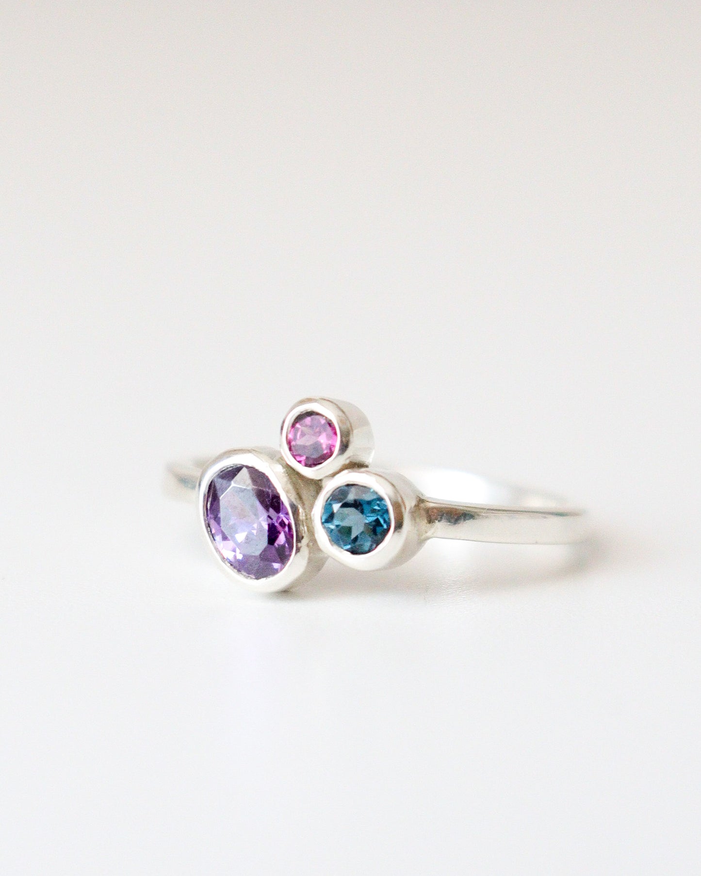 Anillo RAMITO DE FLORES | amatista, topacio azul y rodolita