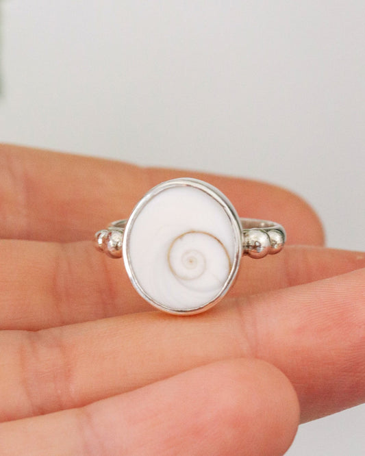 Anillo Aqua con opérculos naturales.
