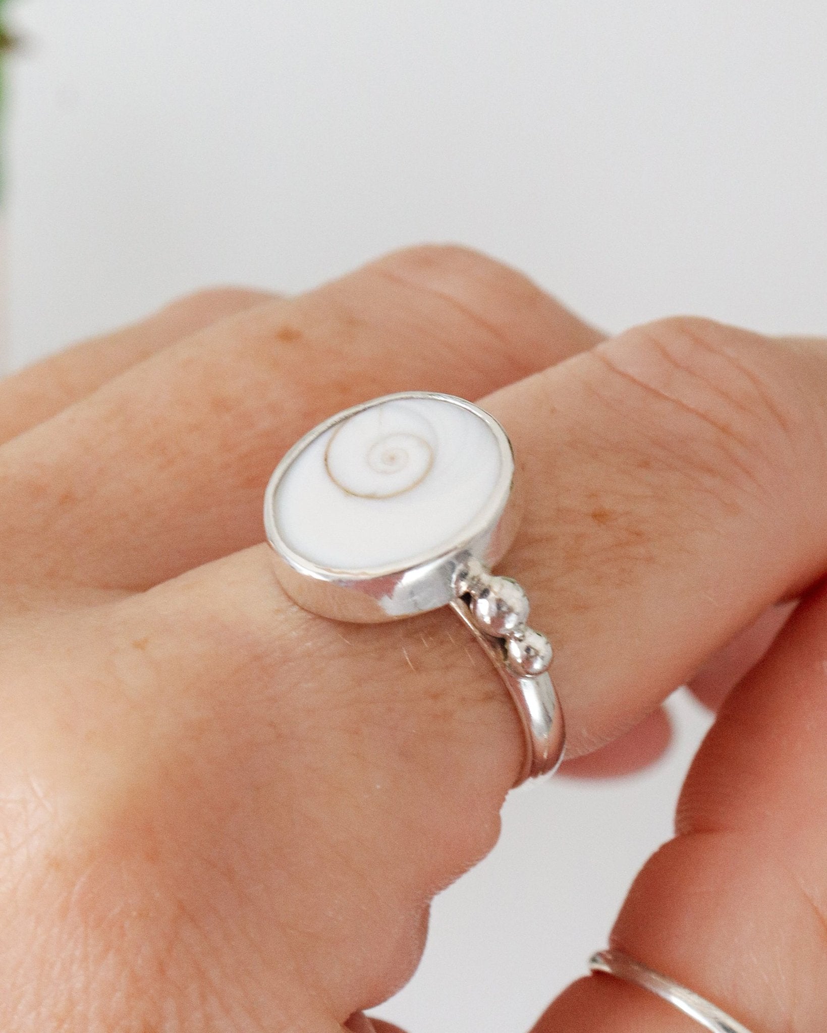 Anillo Aqua con opérculos naturales.