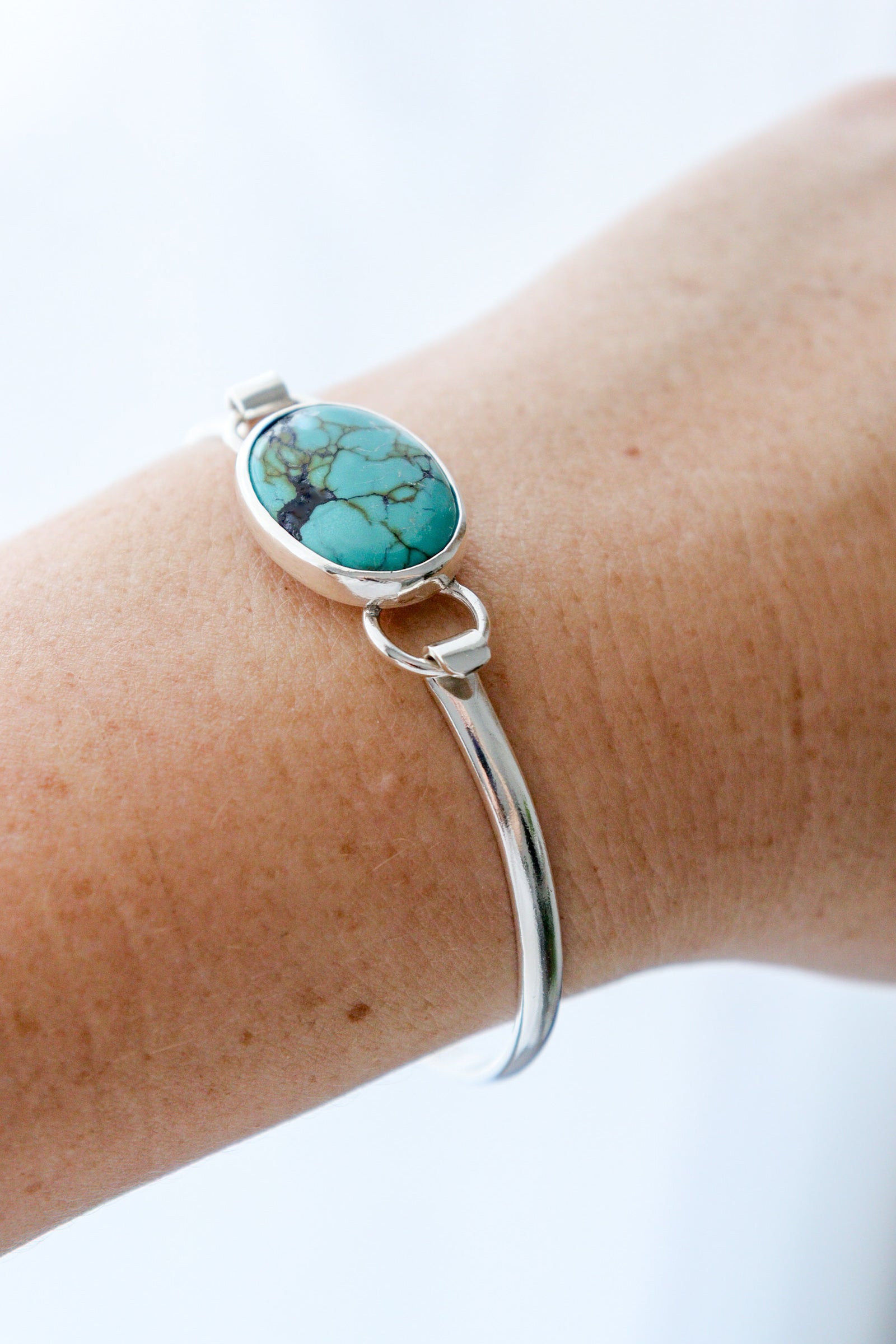 Video de pulsera EUNOIA con turquesa tibetana que enseña el producto en detalle y puesto en la mano.