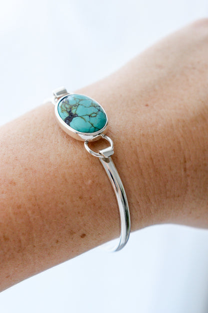 Video de pulsera EUNOIA con turquesa tibetana que enseña el producto en detalle y puesto en la mano.