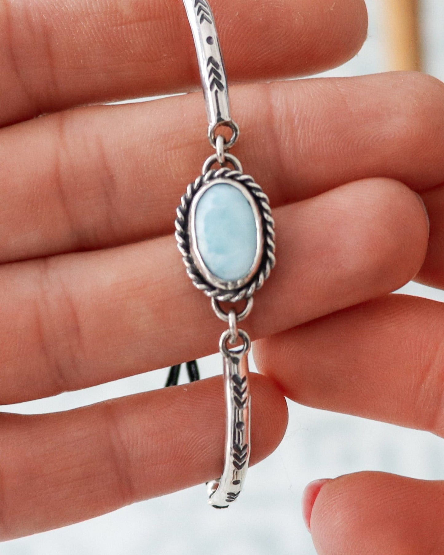 Pulsera ajustable ARROW | Larimar