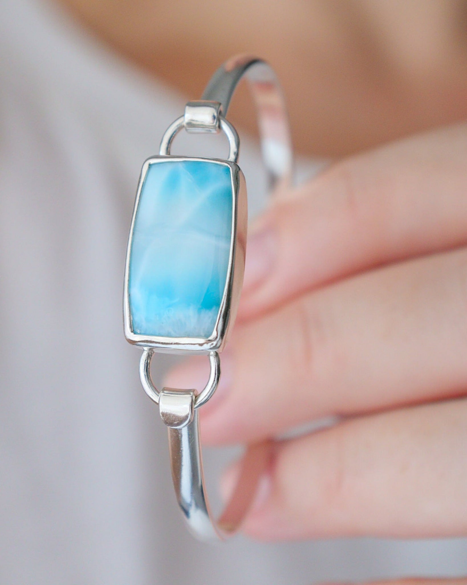Mano sostiene pulsera Eunoia con Larimar.