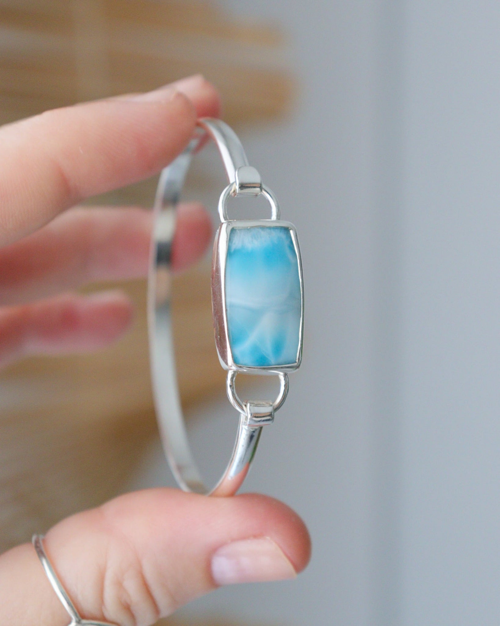 Mano sosteniendo la pulsera EUNOIA con Larimar.