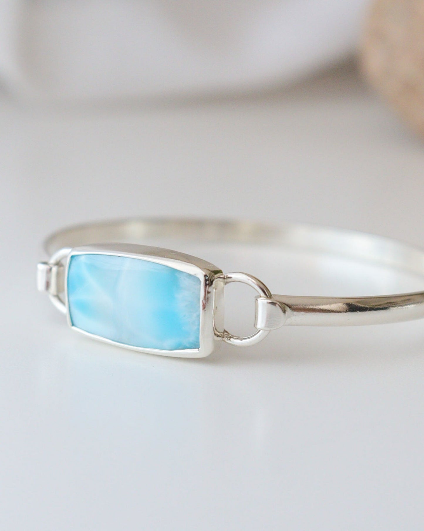 Primer plano de perfil de pulsera EUNOIA CON Larimar rectangular,