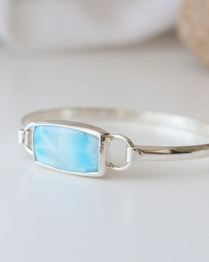 Primer plano de perfil de pulsera EUNOIA CON Larimar rectangular,