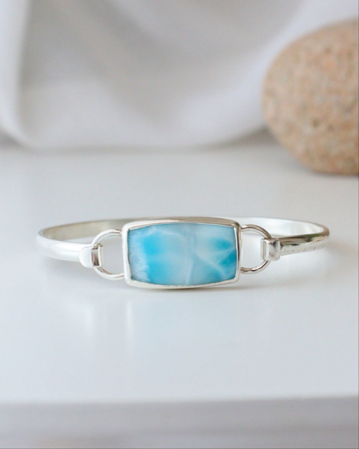 Pulsera Eunoia con piedra larimar de forma rectangular montada en plata de ley.