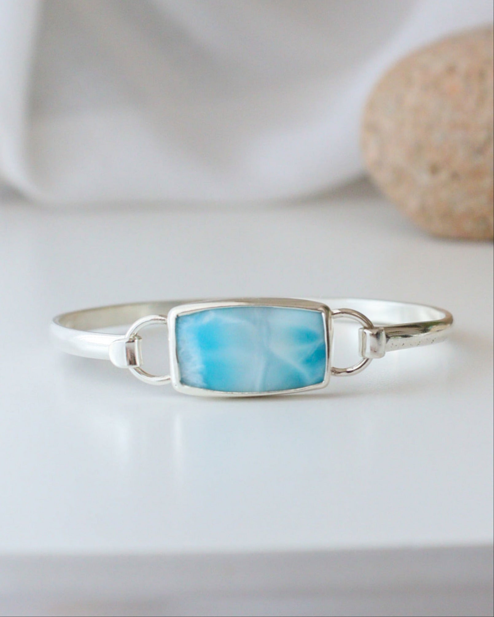 Pulsera Eunoia con piedra larimar de forma rectangular montada en plata de ley.