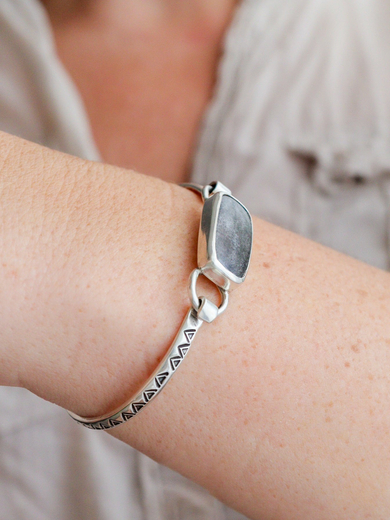 Pulsera TRILO | obsidiana plateada rectangular