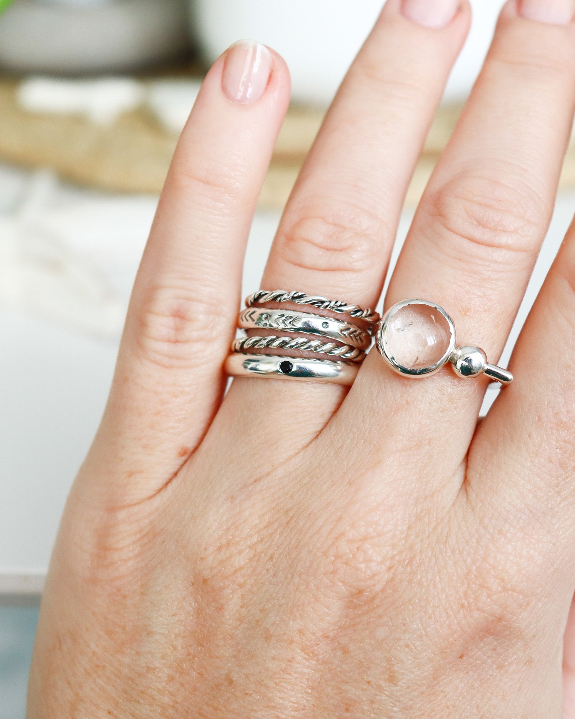 Anillos apilables: anillo brilla con circonita negra, anillo Giros, anillo Arrow y anillo Giros Triple